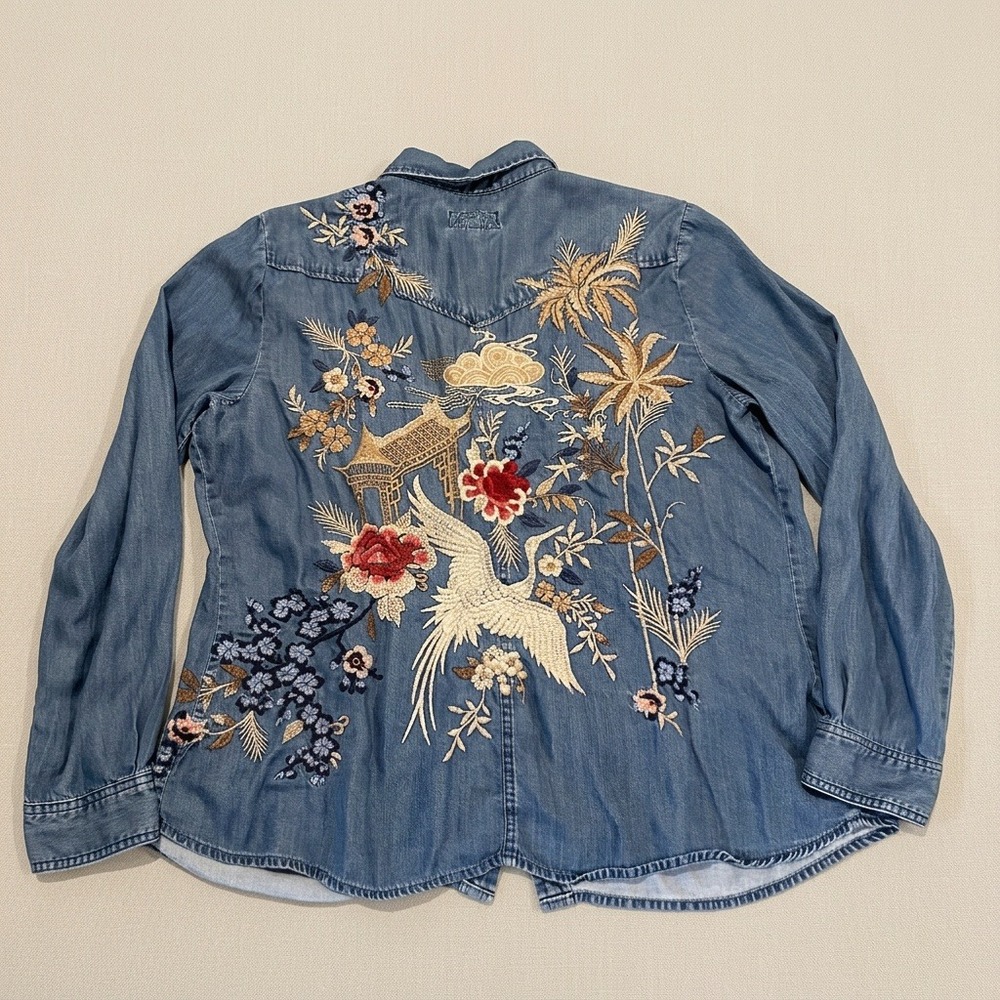 Johnny Was Workshop Top XL Chambray Denim Embroidered Crane Pearl Snap Shirt